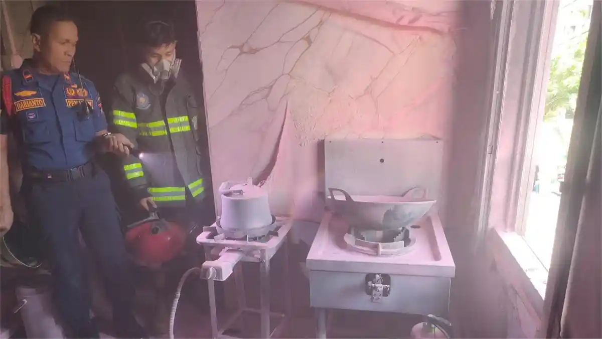 Diduga Kebocoran Gas, Dapur Restoran di Ulak Karang Padang Hangus Terbakar