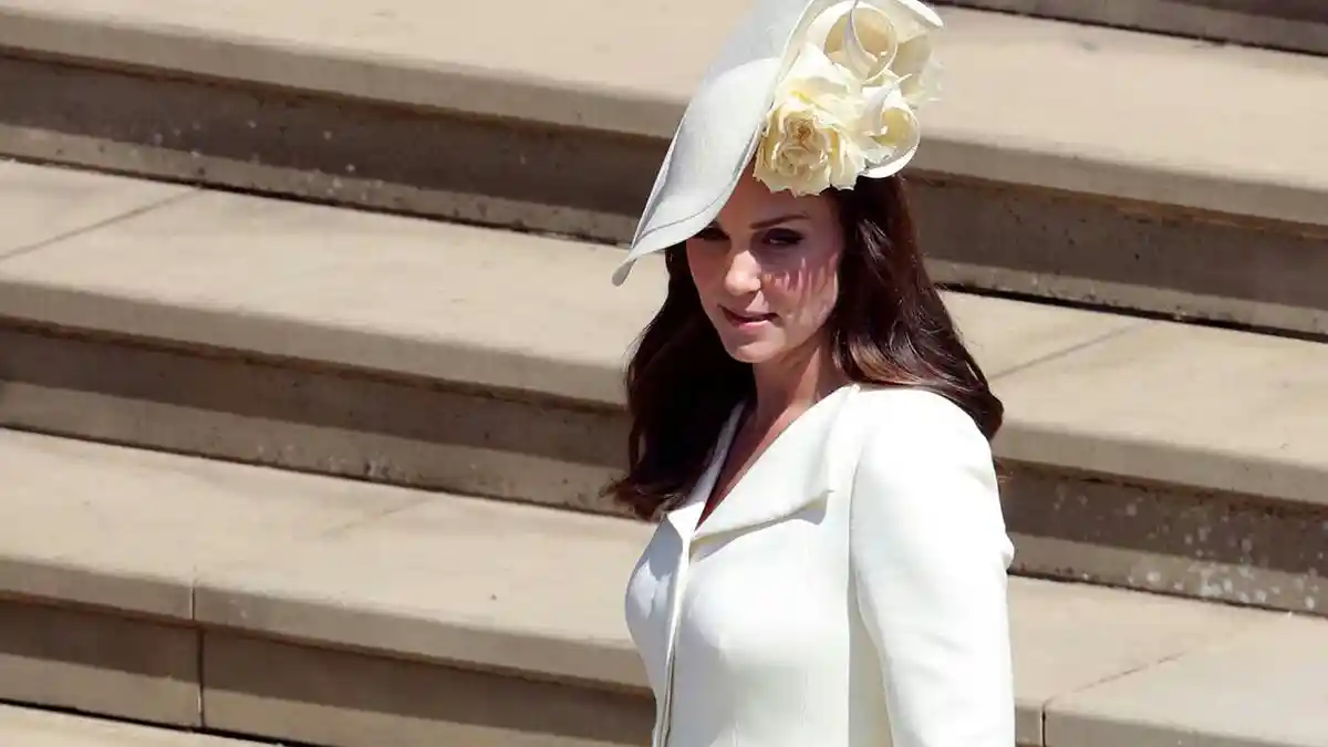 Coat Dress yang Dipakai Kate Middleton di Pernikahan Harry Bukan Model Baru, Ini Lo Buktinya