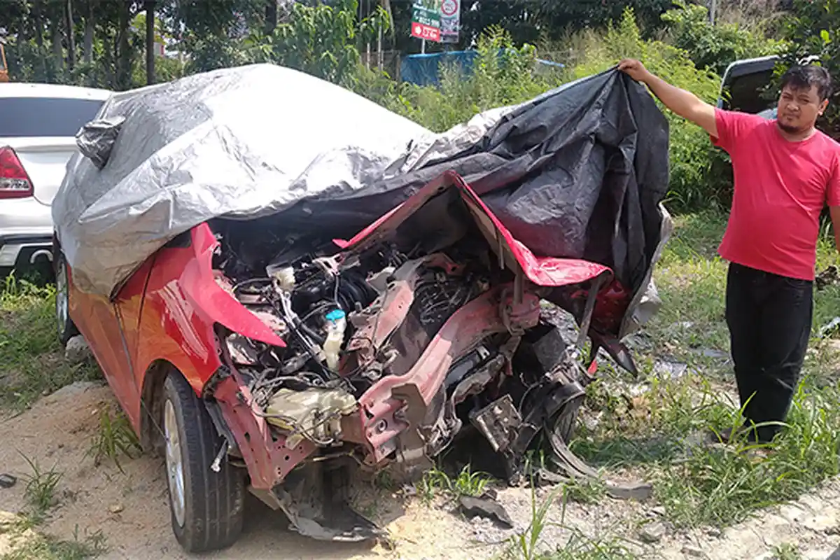 BREAKING NEWS Kecelakaan di Tanjakan Kemiling Honda Jazz Merah Cium Pantat Dump Truk