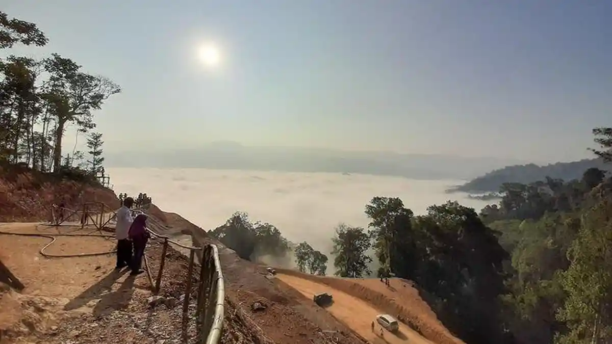 Pengunjung Membludak, Wisata Negeri di Atas Awan Ditutup Sementara