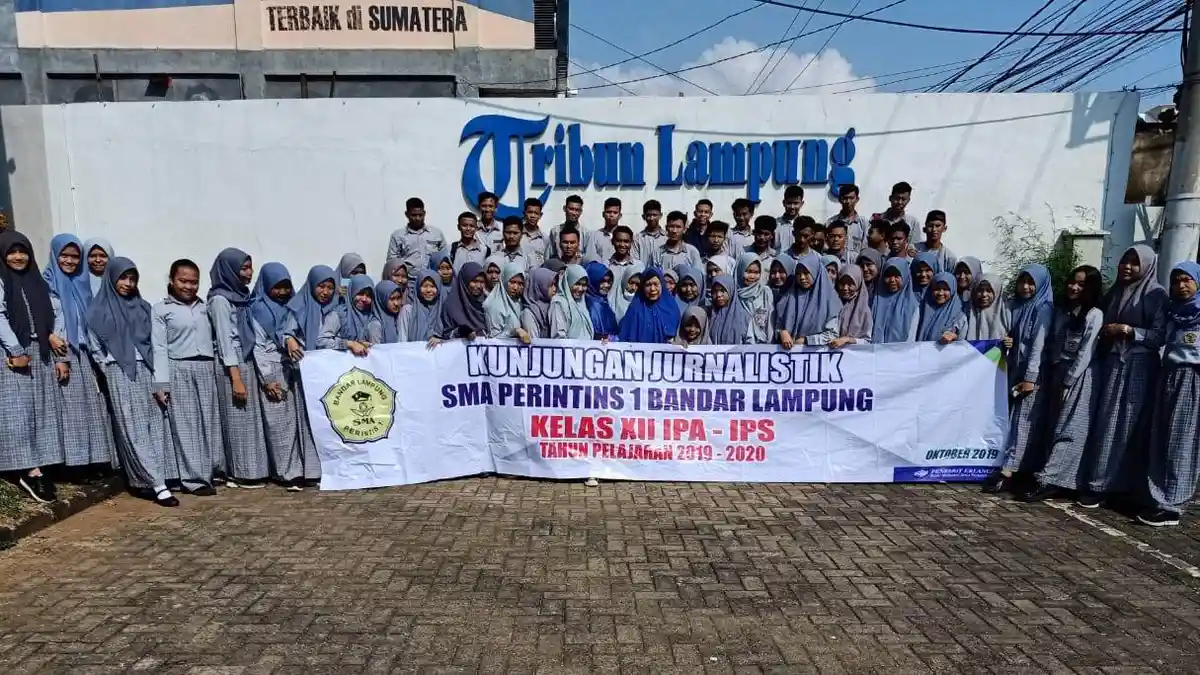 SMA Perintis 1 Kelas XII IPS 1, 2 dan 3 Menutup Rangkaian Jurnalistik ke Tribun Lampung