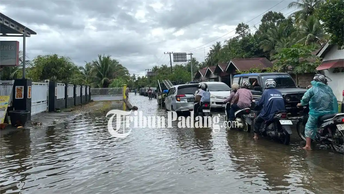 Banjir Rendam Jalan di Katapiang Padang Pariaman, Motor Warga Mogok dan Arus Lalin Melambat