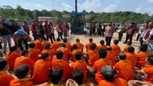 Puluhan-tsk-ikut-nonton-pemusnahan-BB-narkoba-di-halaman-gedung-Ditreskrimsus-Jumat-104.jpg