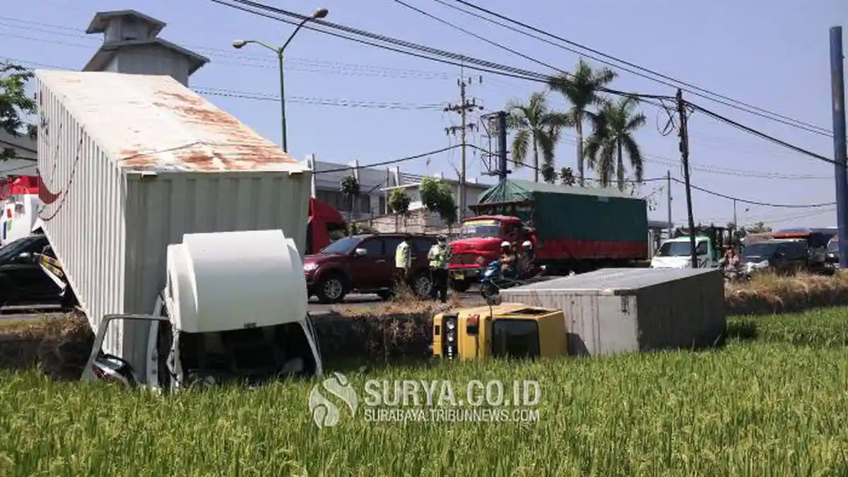 BREAKING NEWS - Kecelakaan Beruntun di Pandaan, 1 Orang Tewas