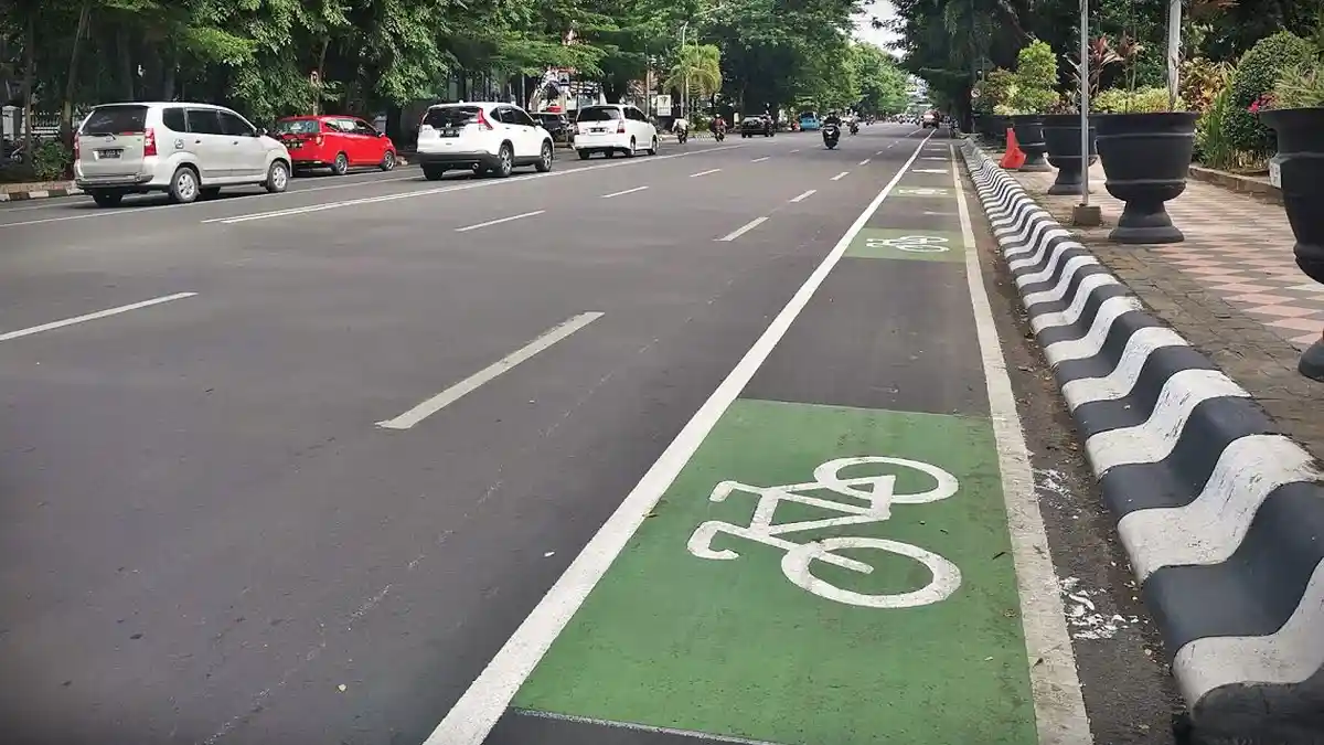FOTO: Jalan Jendral Sudirman Makassar Kini Punya Jalur Khusus Sepeda