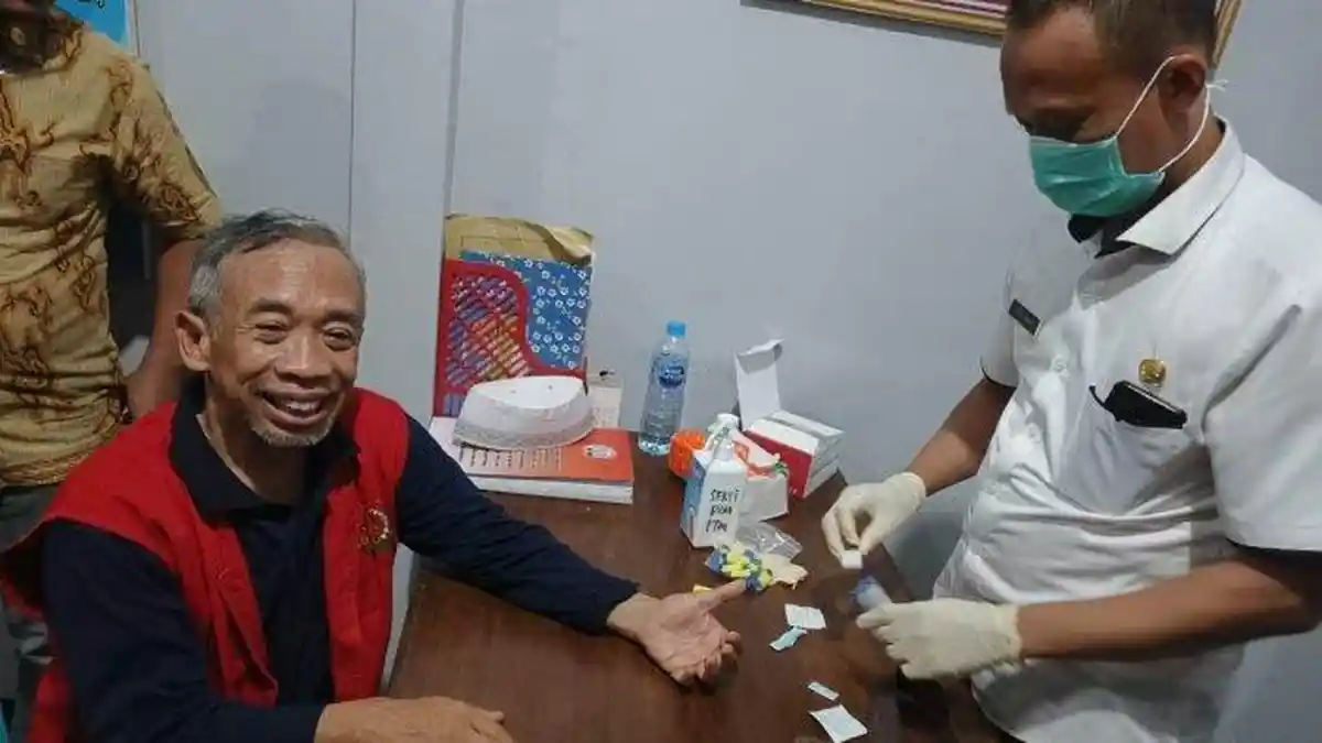 Suasana Haru Saat Keluarga Mengantar Nurul Qomar ke Lapas Brebes