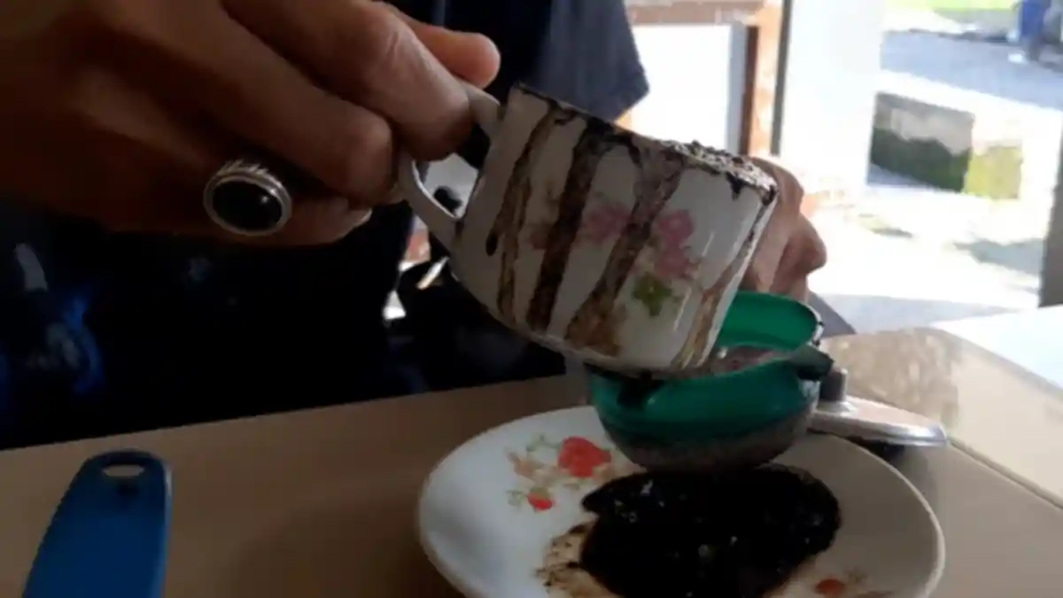 Sensasi Minum Kopi Saring Cak Shodi Gresik, Bertahan Sejak Tahun 1989