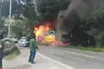 Bus-Paradep-Taxi-yang-terbakar-di-jalan-lintas-Sumatera-Selasa-312023.jpg