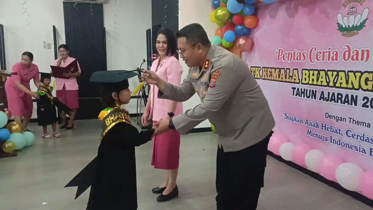 Kapolres Sibolga dan Ketua Yayasan TK Kemala Bhayangkari Mewisuda 58 Murid TK Kemala Bhayangkari 12