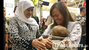 khofifah-menyambut-kedatangan-pekerja-migran-indonesia-pmi-alias-tki-di-bandara-juanda.jpg