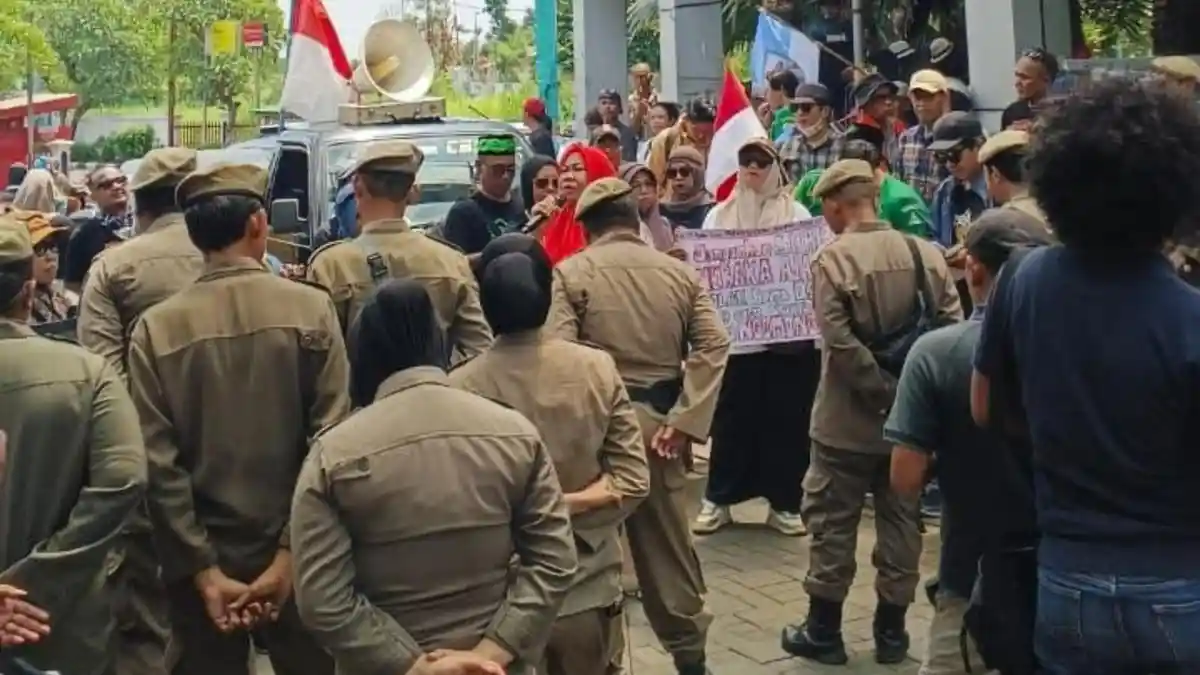Minta Jalan Puspitek yang Disegel BRIN Kembali Dibuka, Warga Gelar Aksi di Kantor Wali Kota Tangsel - Tribunbanten.com