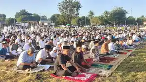umat-muslim-tambolaka-sbd-mengadakan-sholat.jpg