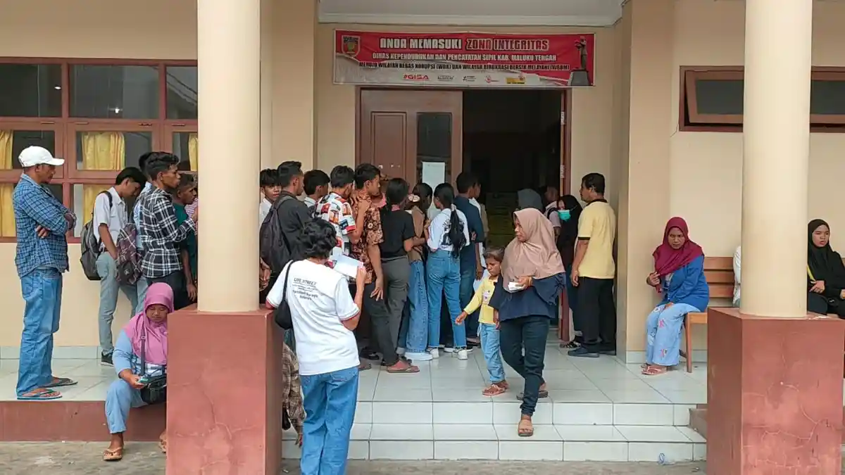 Jelang Pemilu, Pemilih Pemula di Masohi Ngantri Cetak KTP Elektronik