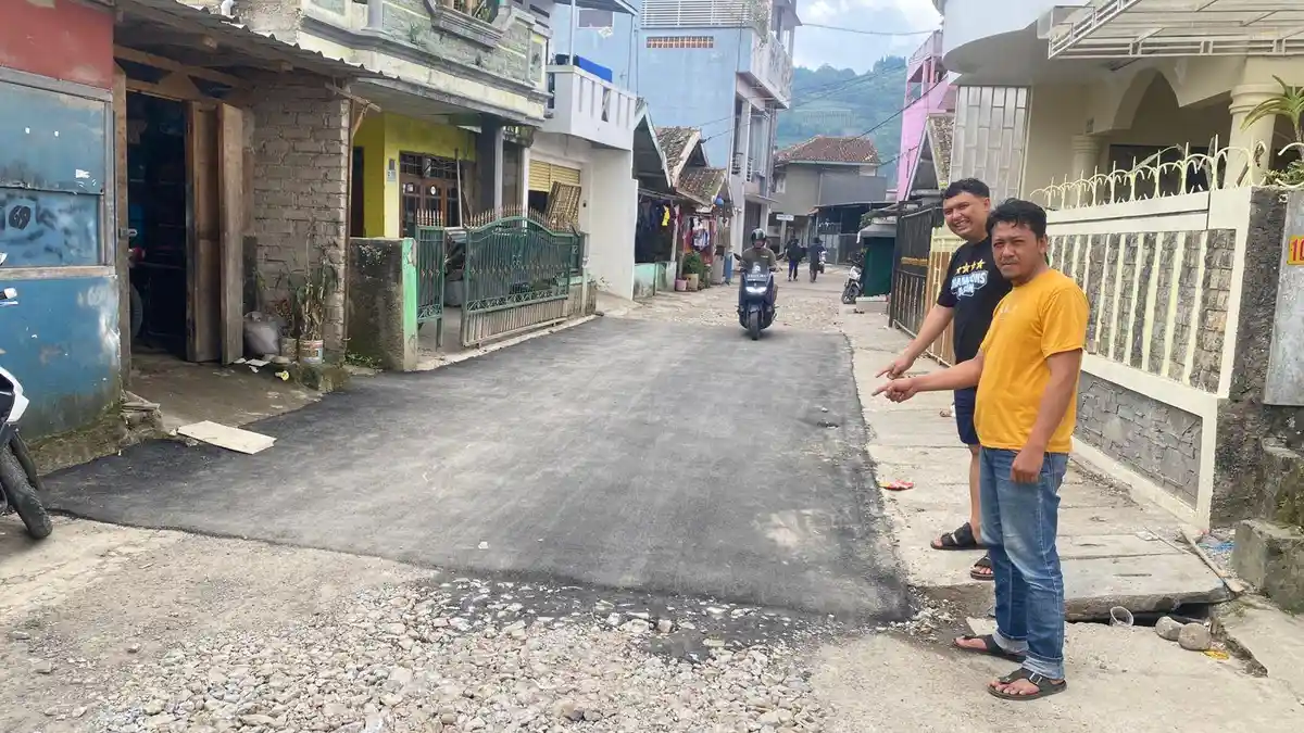 Viral Video Warga Desa Jayagiri Lembang Aspal Sendiri Jalan Rusak, Bosan Tunggu Aksi Pemerintah