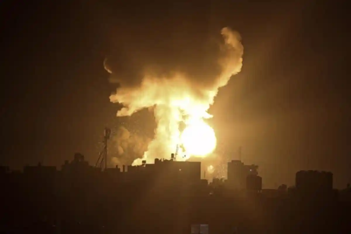 Roket Diduga dari Hamas Jatuh ke Laut Dekat Tel Aviv, Israel Balas Dengan Serangan Udara ke Gaza