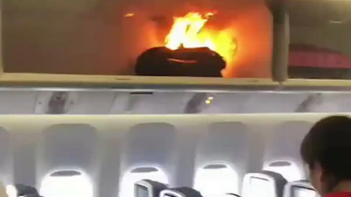 VIDEO VIRAL Sebuah Powerbank Meledak dan Terbakar di Dalam Pesawat