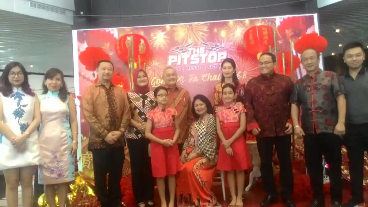 Alex Noerdin Ajak Dua Cucu Kembarnya Hadiri Imlek di Kediaman Kurmin