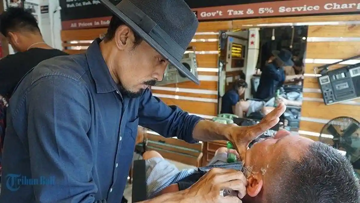 Kisah Nyata: Tukang Cukur Ini Digaji Rp 12 Juta Per Bulan, Tertarik!