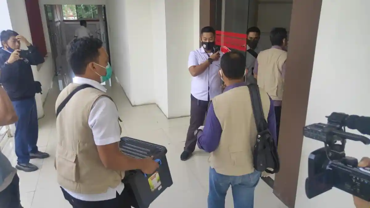 Penyidik Polda Kalbar Geledah dan Segel Kantor PUPR, Dugaan Korupsi Proyek Jalan di Kabupaten Sambas