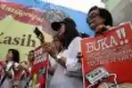 aksi-anti-korupsi-di-gedung-dpr_20151208_175822.jpg