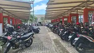 Tampak-suasana-ssepeda-motor-di-parkiran-kantor-Pemkab-Sumenep-Rabu-842026.jpg
