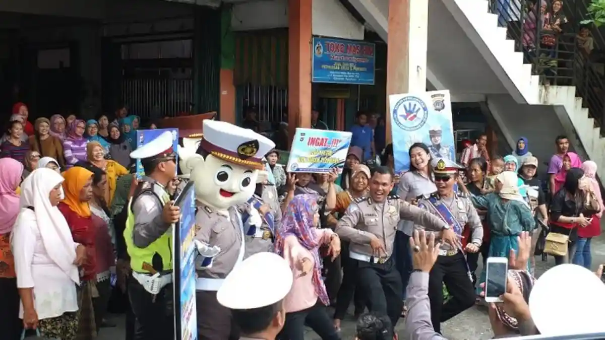 Polisi Mengamen Keliling Kulonprogo Sosialisasikan Tertib Lalu Lintas
