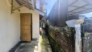 Sebuah-gang-yang-menjadi-akses-menuju-ke-rumah-AS-42-di-Desa-Rancaekek-Kulon.jpg