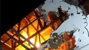 Kondisi-atap-rumah-terbakar-di-Desa-Tambakberas.jpg