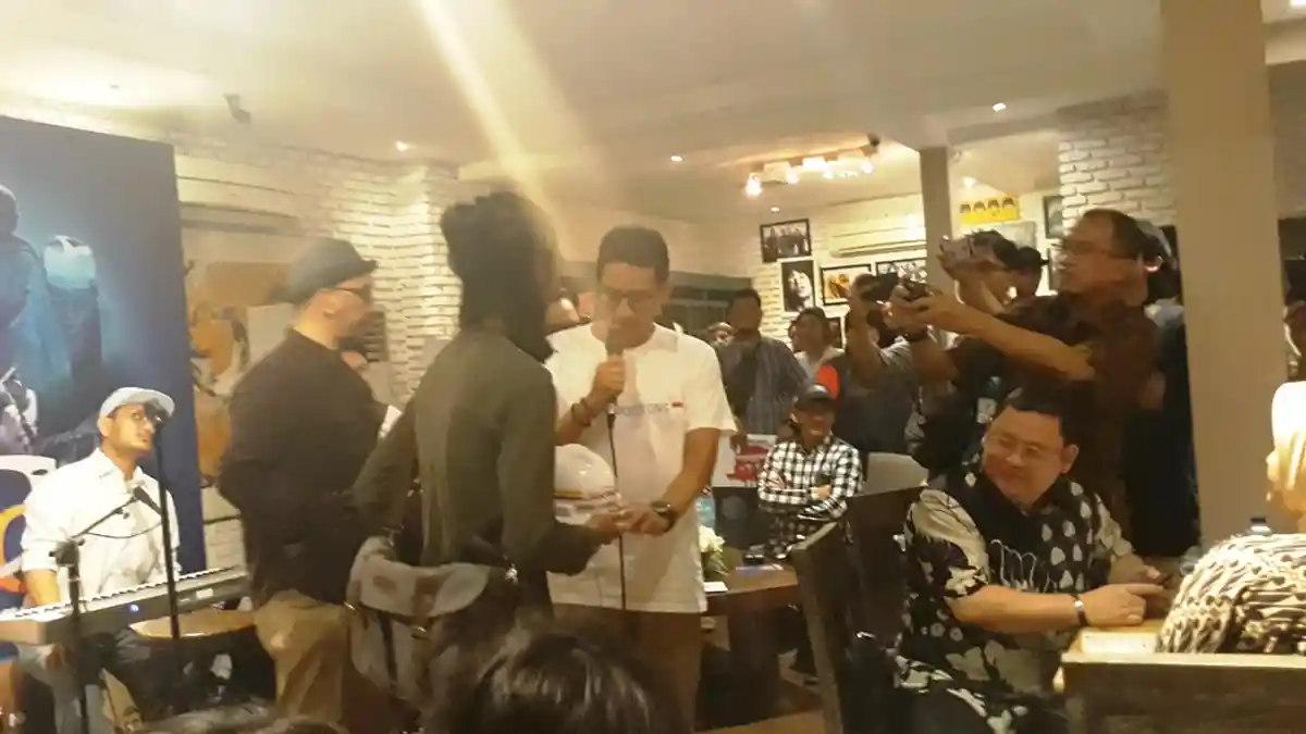 Helm Proyek Milik Sandiaga Laku Terjual Rp 15 Juta