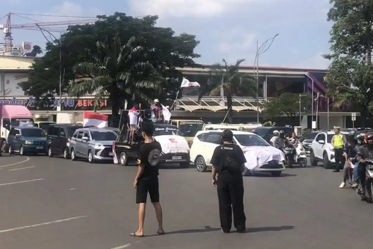 Ratusan Sopir Angkutan Barang Tutup Jalan Saat Demo Tolak Pungli Oknum Dishub Kota Bekasi