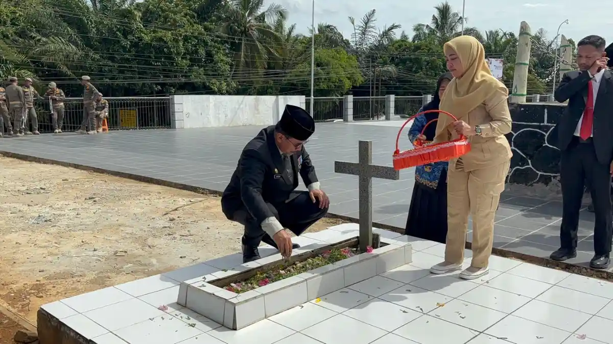 Sekda Kukar  Pimpin Tabur Bunga di TMP Bukit Biru Tenggarong