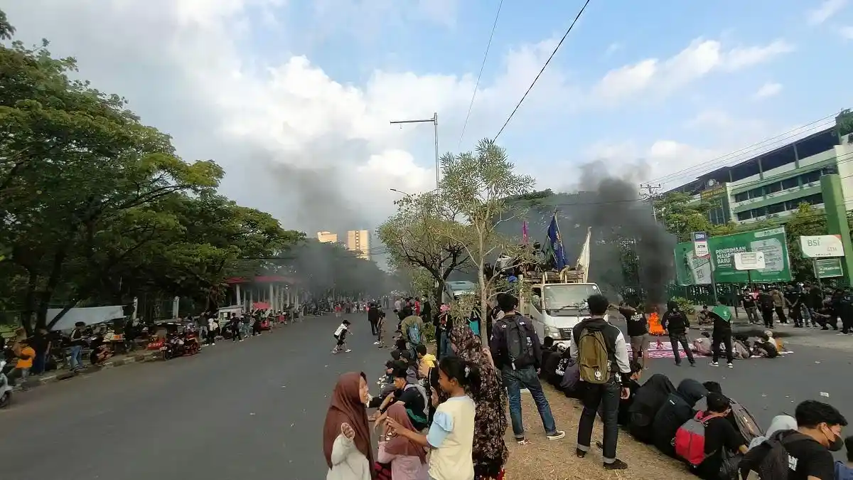 Peringati 30 Tahun Tragedi Amarah, Mahasiswa UMI Tutup Jl Urip Sumoharjo