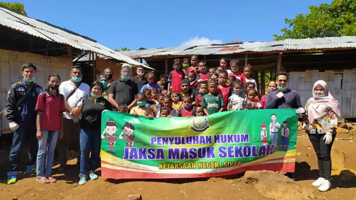 Kajari Maumere Jalan Kaki 2 Km Saat Kegiatan JMS di Wairbukan