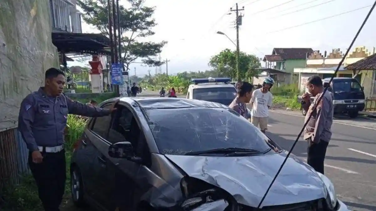 4 Wanita Muda Alami Kecelakaan, Mobil Honda Brio Tabrak Tembok Lalu Terguling 
