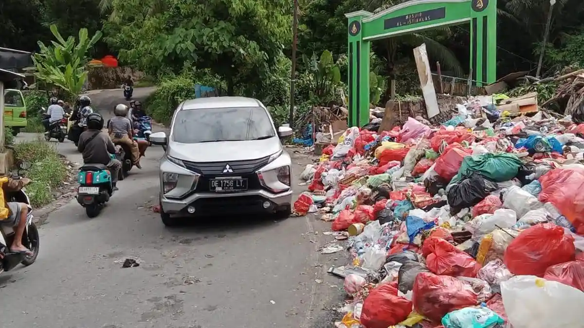 Sampah di Tanjakan 2000 Ganggu Pengendara, Meluber Hingga ke Pagar Masjid