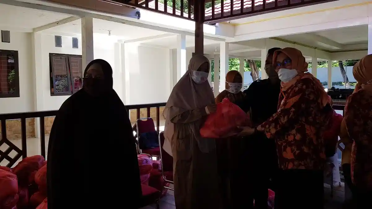 Dharma Wanita Persatuan Provinsi Sulbar Peduli Dampak Covid-19