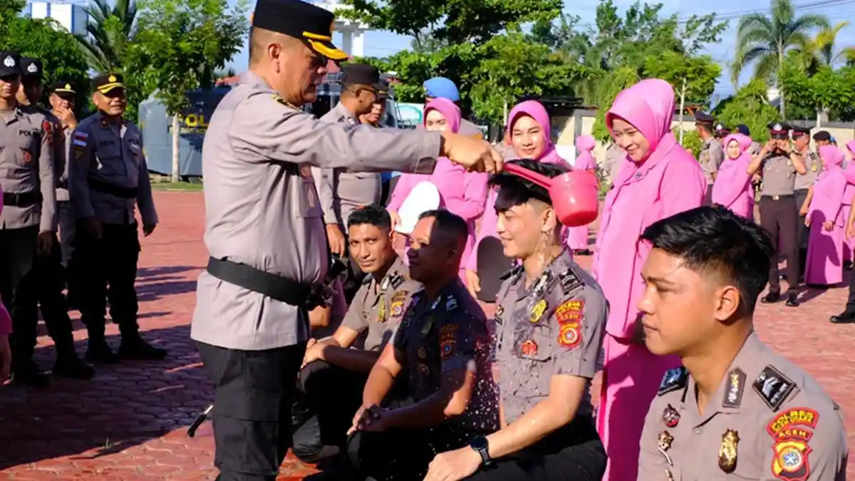Naik Pangkat, 48 Personel Polres Aceh Utara Diguyur Water Cannon Usai Upacar - Serambinews.com