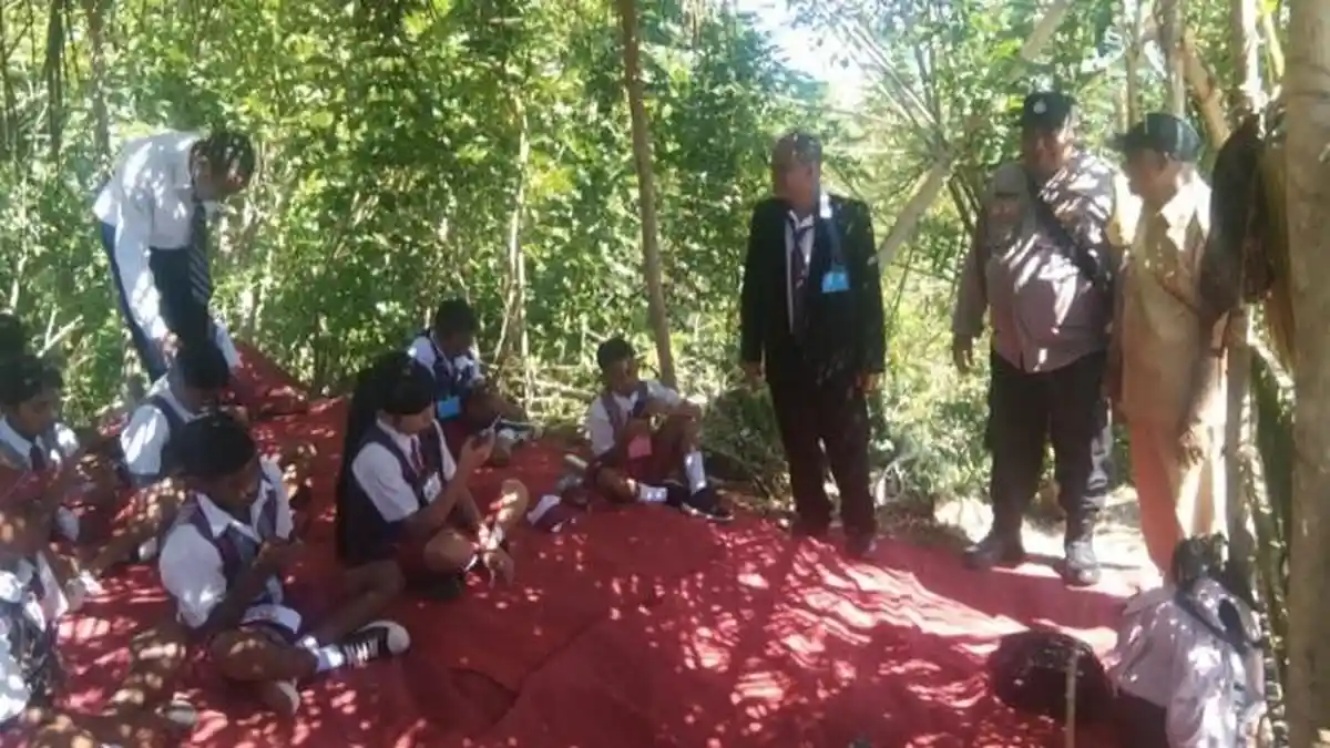 Terkendala Sinyal Internet, Siswa SD di Lembata Ujian di Kebun Warga