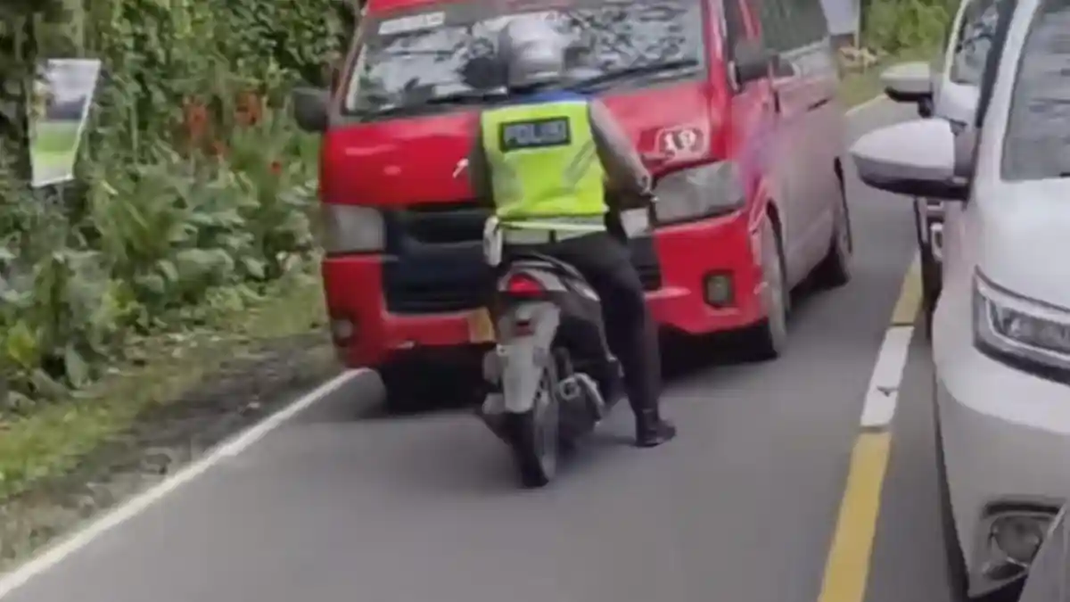 VIRAL Polantas Paksa Mundur Bus Lawan Arus Ugal-ugalan di Jalur Medan-Berastagi, Bahayakan Penumpang