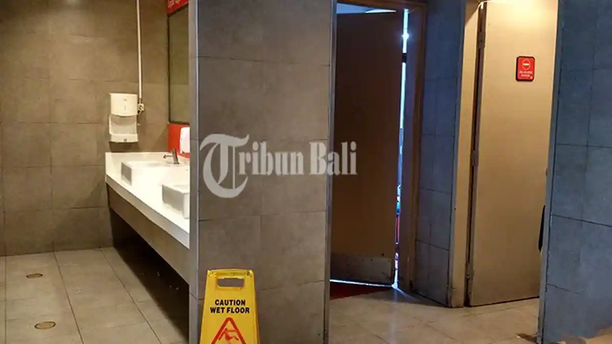 Mayat Pria Tak Dikenal Terkunci di Kamar Mandi McDonalds Robinson Denpasar