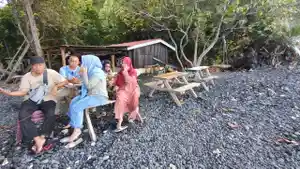20260415_Wisatawan-di-Pantai-Koral-Batu-Angus-Bitung.jpg