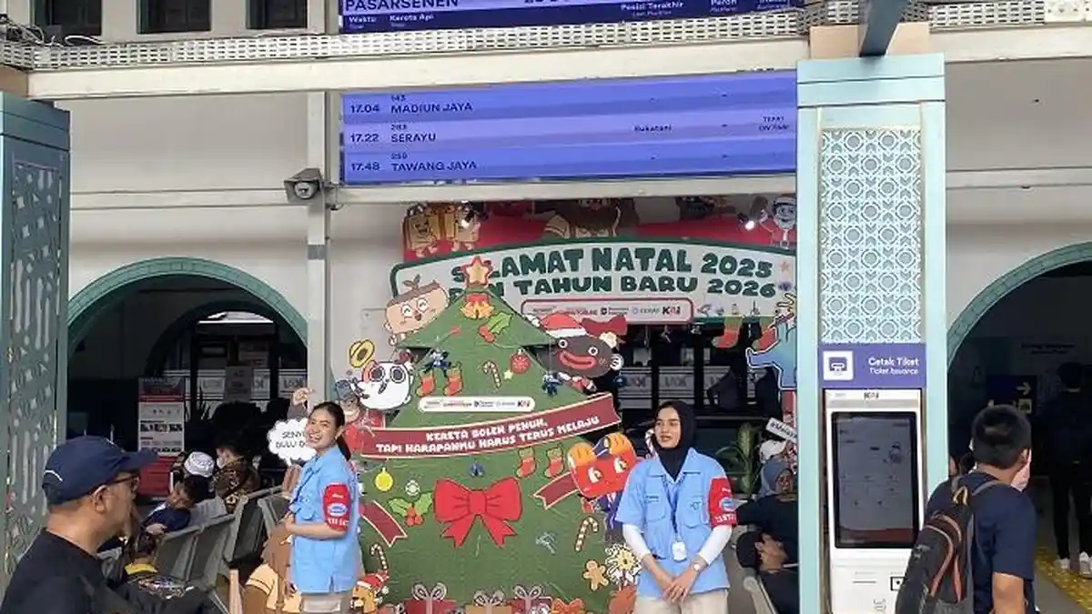 Isi Libur Natal dan Tahun Baru, Sejumlah Mahasiswa Jadi 'Customer Service Mobile' di Stasiun Senen