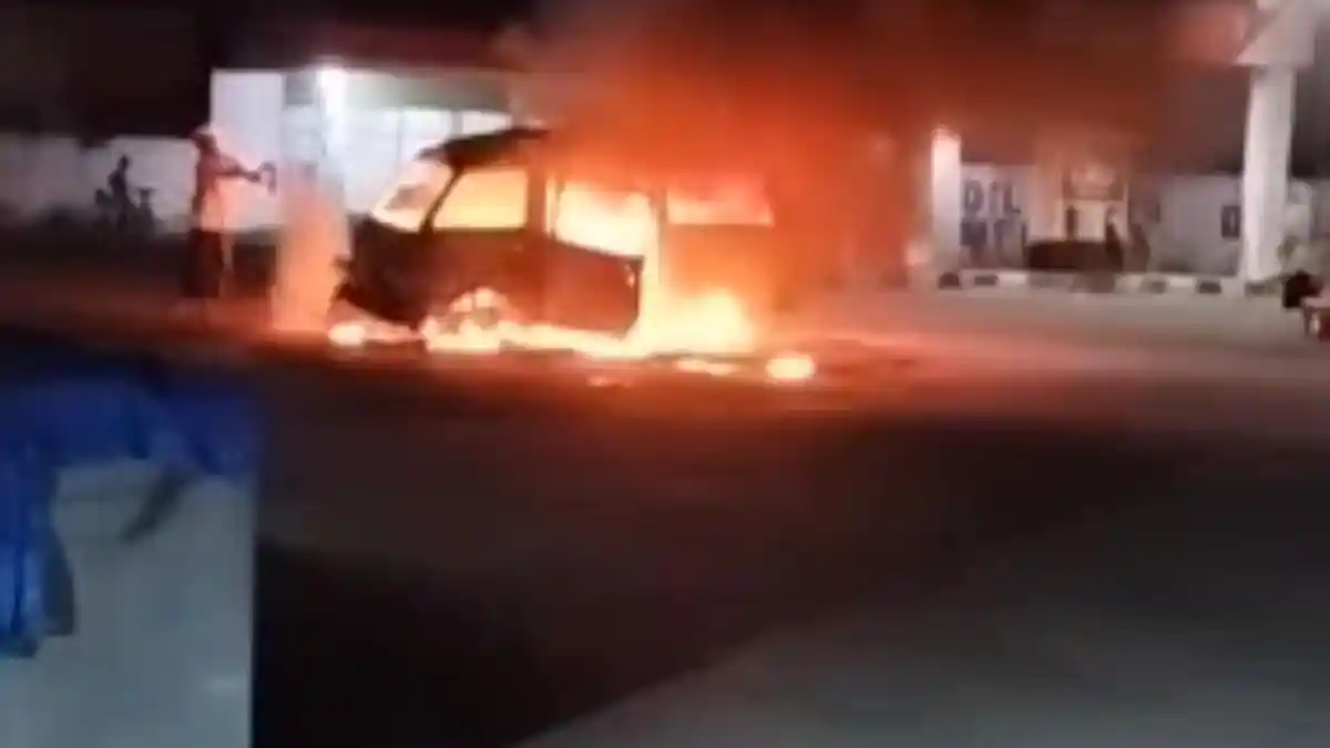 Suzuki Carry Terbakar Saat Isi Bahan Bakar di SPBU Suramadu Bangkalan, Warga Panik