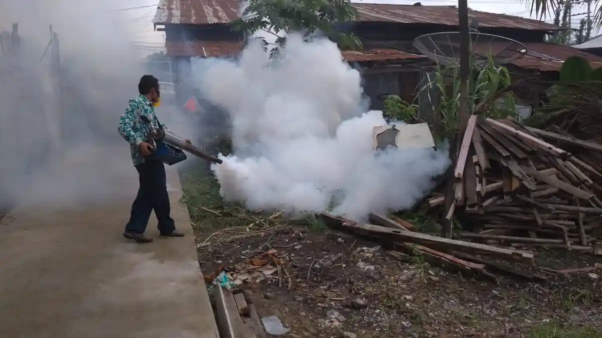 Sekolah-sekolah Juga Didatangi, Fogging dan Pemberian Bubuk Larvasida Digencarkan di Muarojambi