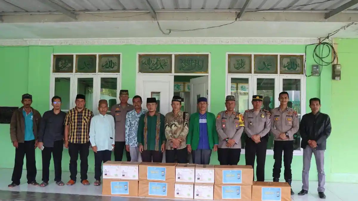 Kapolda Sumatera Utara Melalui Polres Humbahas Berikan Bingkisan lebaran Kepada Pengurus Masjid