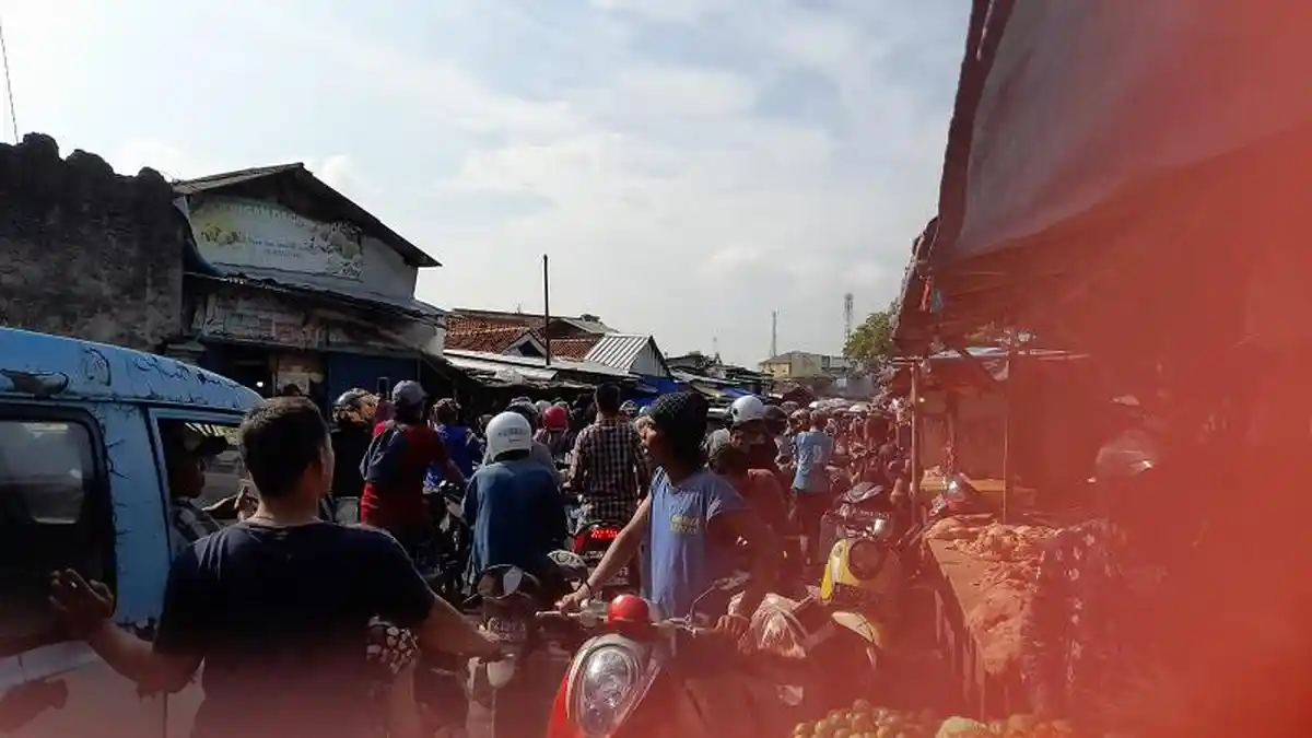 Sehari Jelang Ramadan, Pasar Rau Serang Macet Diserbu Pembeli
