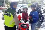 seorang-pengendara-motor-ditilang-polisi-karena-plat-nomornya.jpg