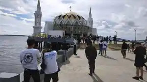 Bobotoh-saat-tiba-di-kawasan-Masjid-Terapung-Kecamatan-Bacukiki-Barat-Parepare-Minggu-1752026.jpg