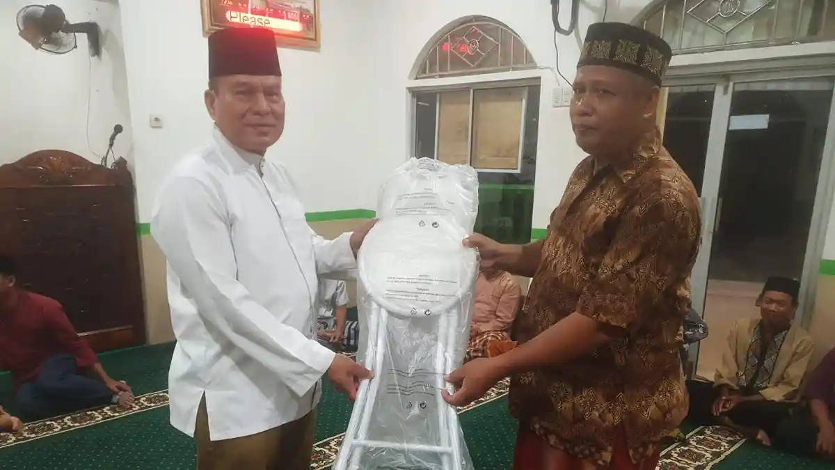 Datuk Syaiful Azhar Bantu Jamaah Lansia dengan Berikan Bantuan Kursi Sholat di Kisaran Timur