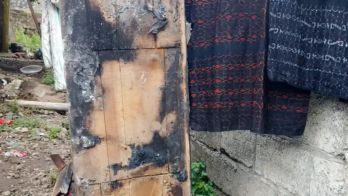 Cari Sinyal Saat Lampu Padam,  Rumah Aparat Desa di Golewa Selatan Ngada Terbakar